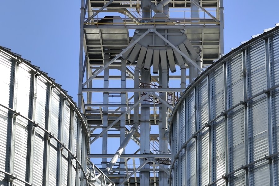 Equipamiento industrial entre silos