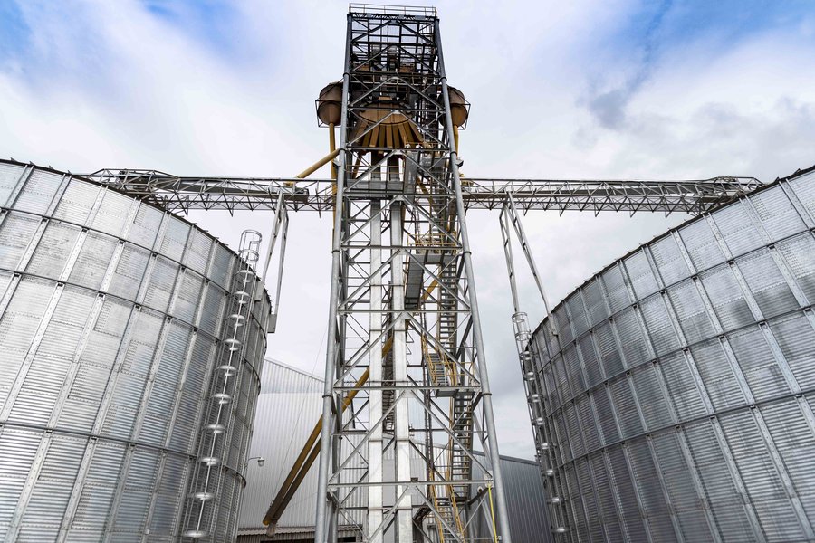 Noria y silos en planta agroindustrial