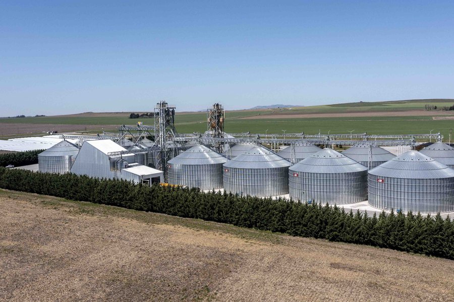 Silos metálicos con base plana o base cónica subterránea de hormigón