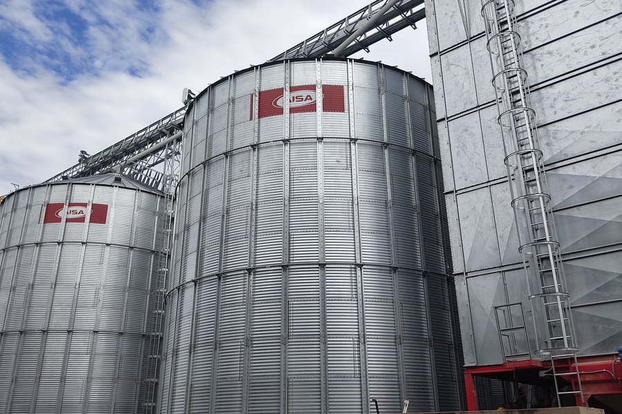 Silos metálicos con base plana o base cónica subterránea de hormigón