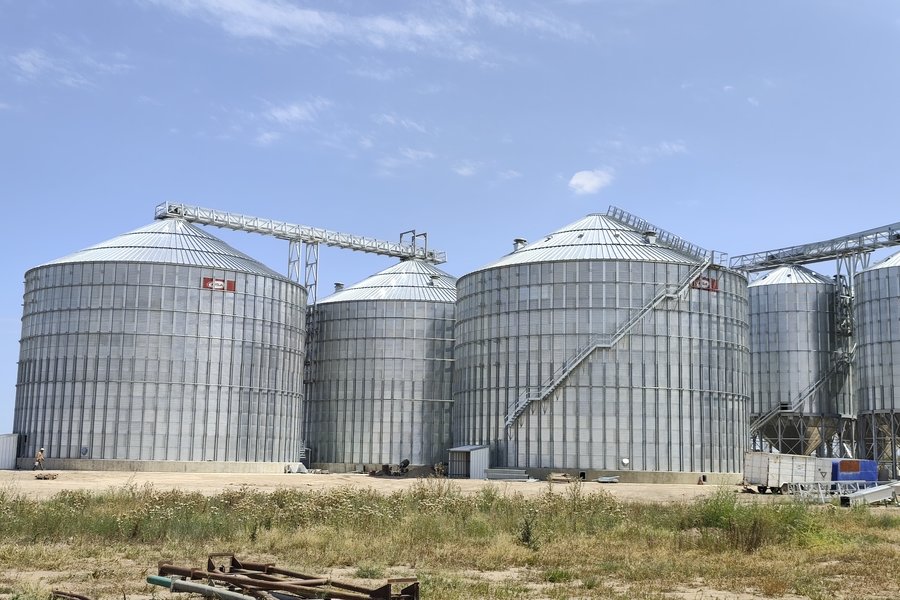 Silos metálicos con base plana o base cónica subterránea de hormigón