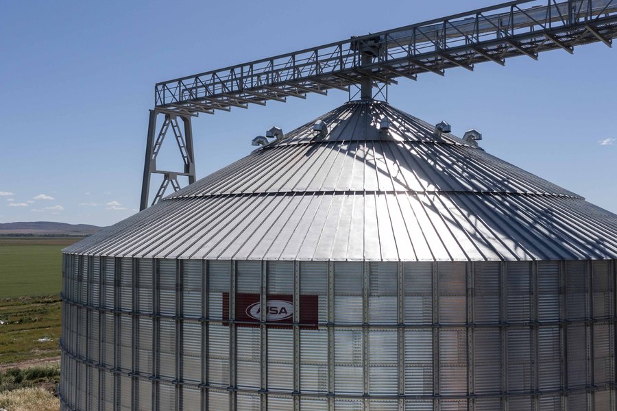 Silos metálicos con base plana o base cónica subterránea de hormigón