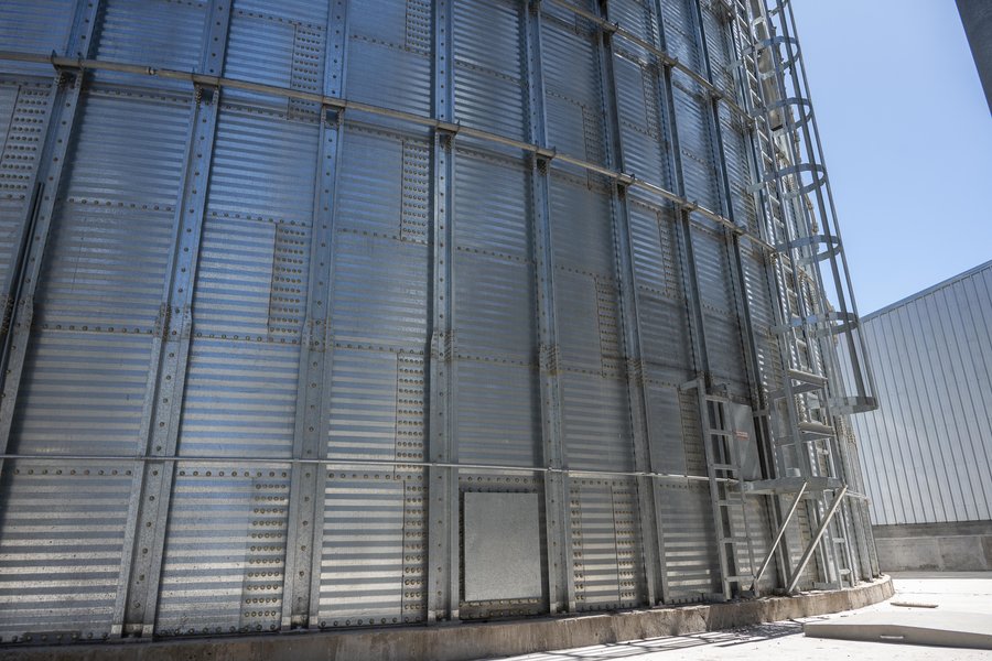 Silos metálicos con base plana o base cónica subterránea de hormigón