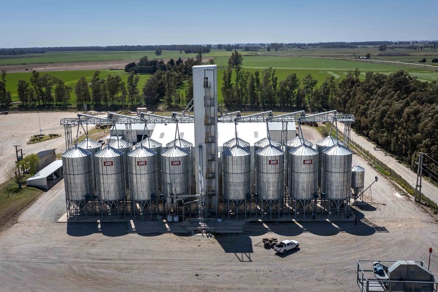 Silos metálicos con base cónica elevada