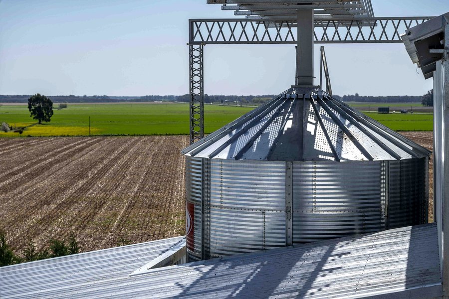 Silos metálicos con base cónica elevada