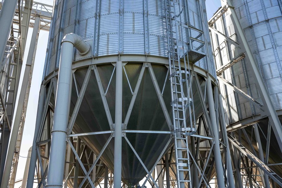 Silos metálicos con base cónica elevada