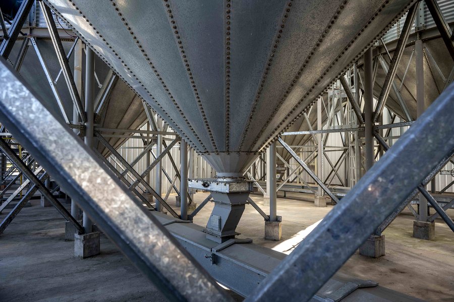 Silos metálicos con base cónica elevada