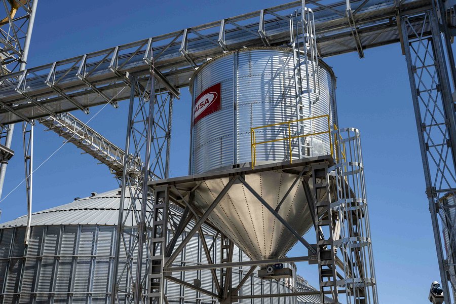 Silos metálicos con base cónica elevada