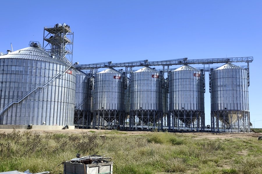 Silos metálicos con base cónica elevada