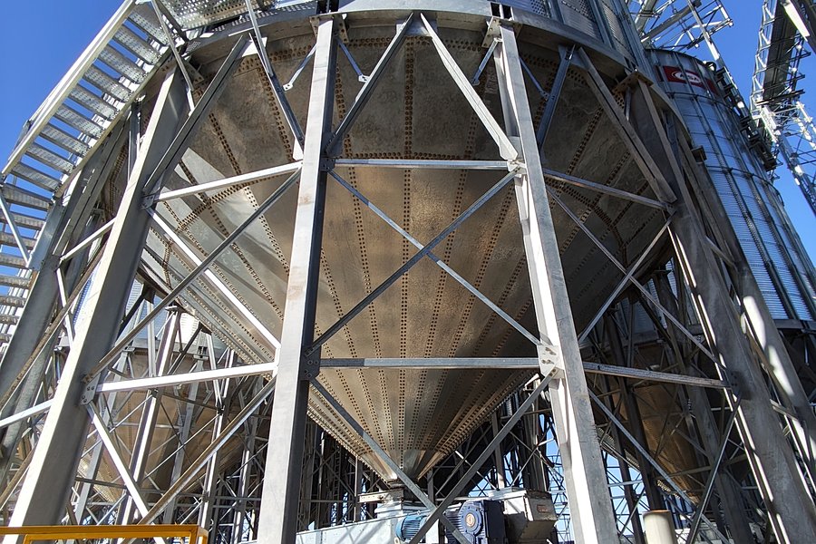 Silos metálicos con base cónica elevada