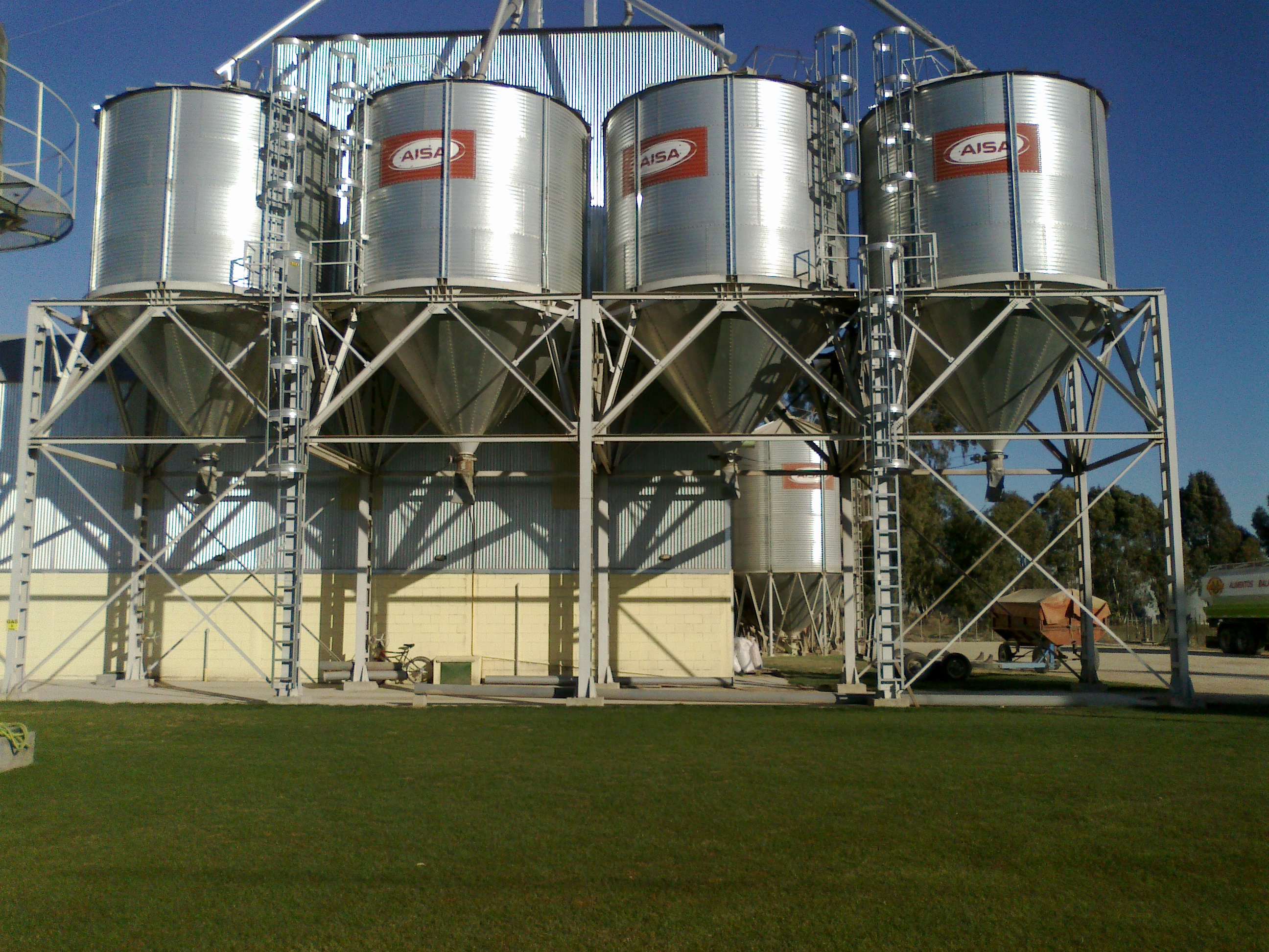 Silos metálicos con base cónica elevada