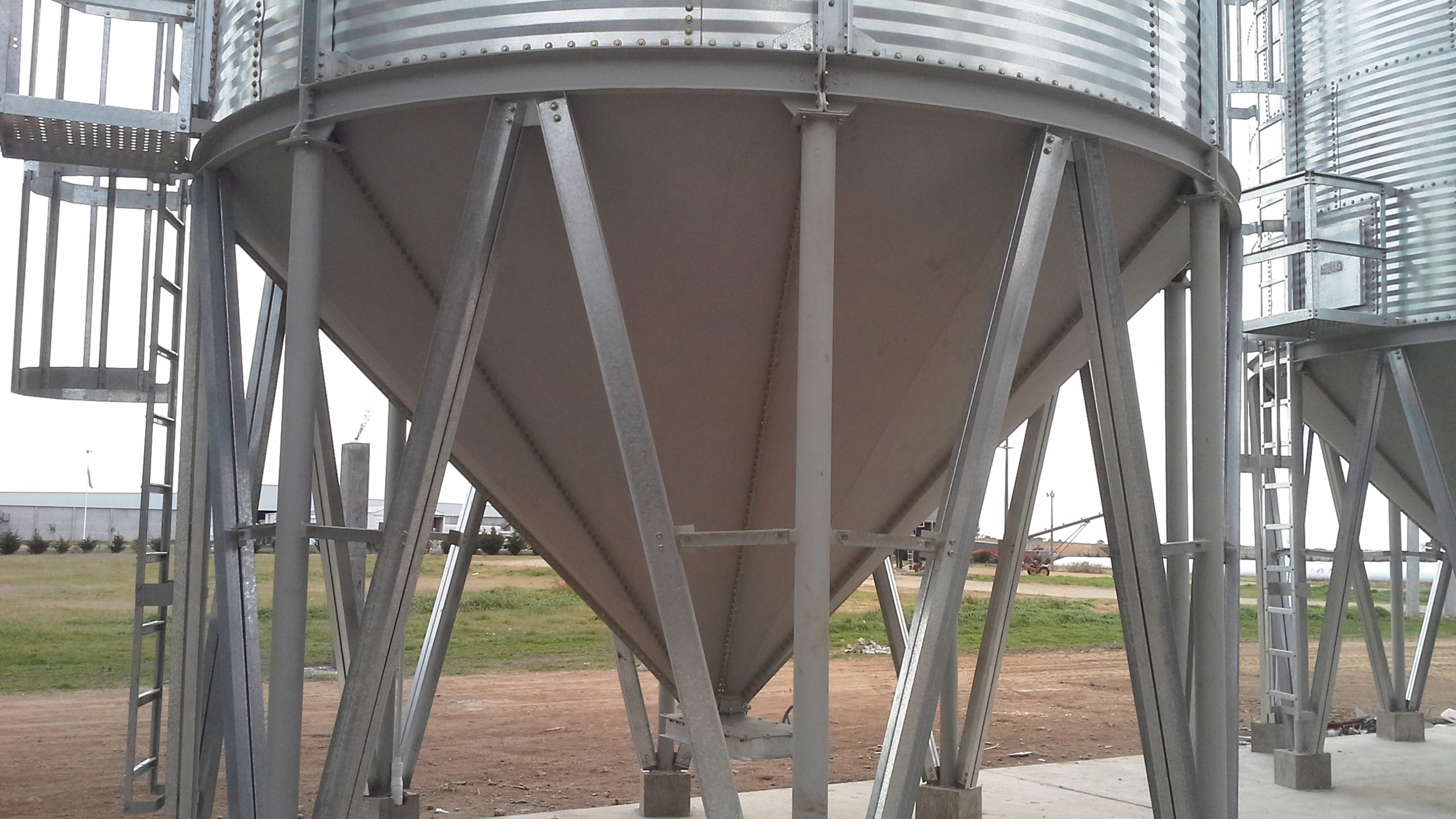 Silos metálicos con base cónica elevada