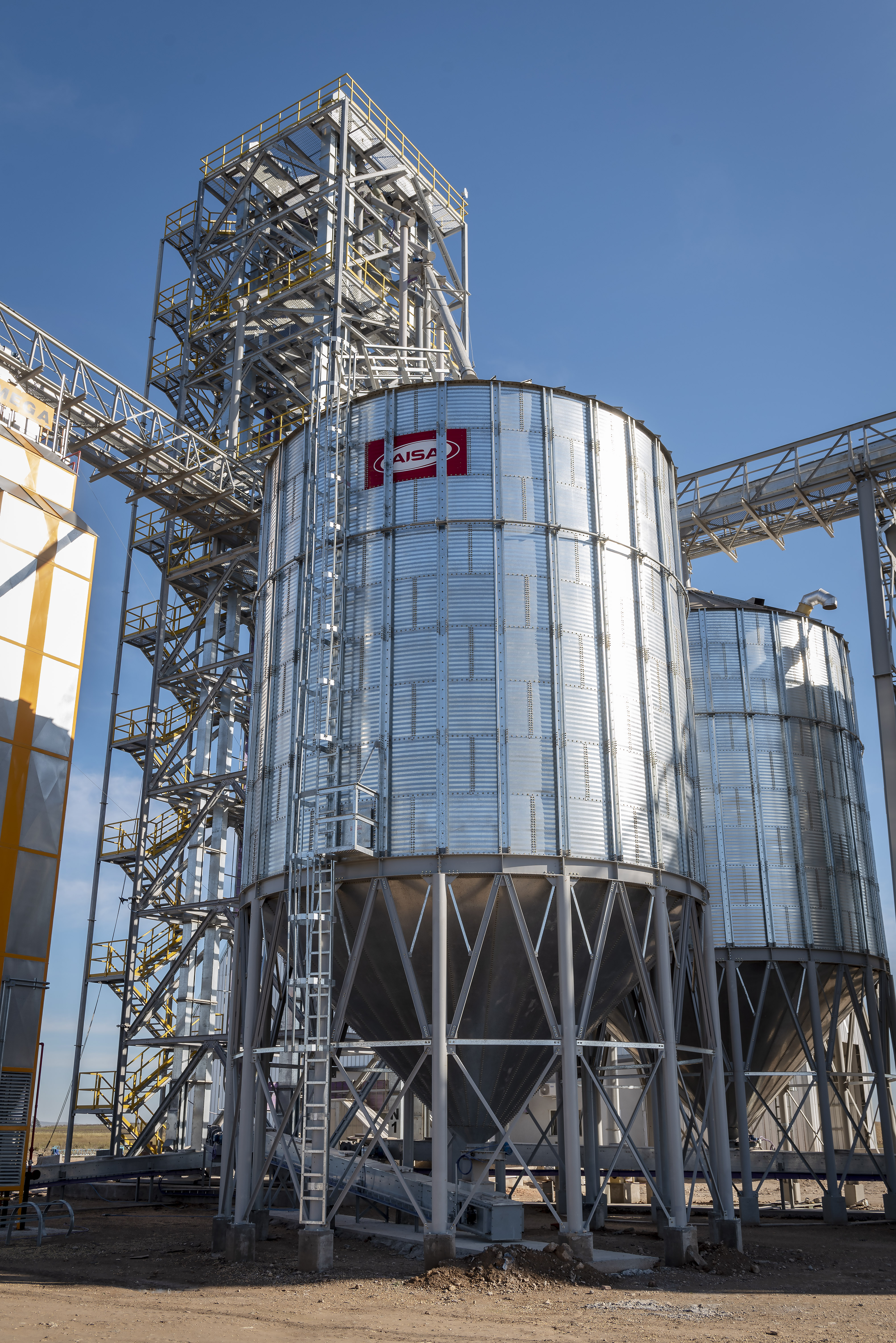 Silos metálicos con base cónica elevada