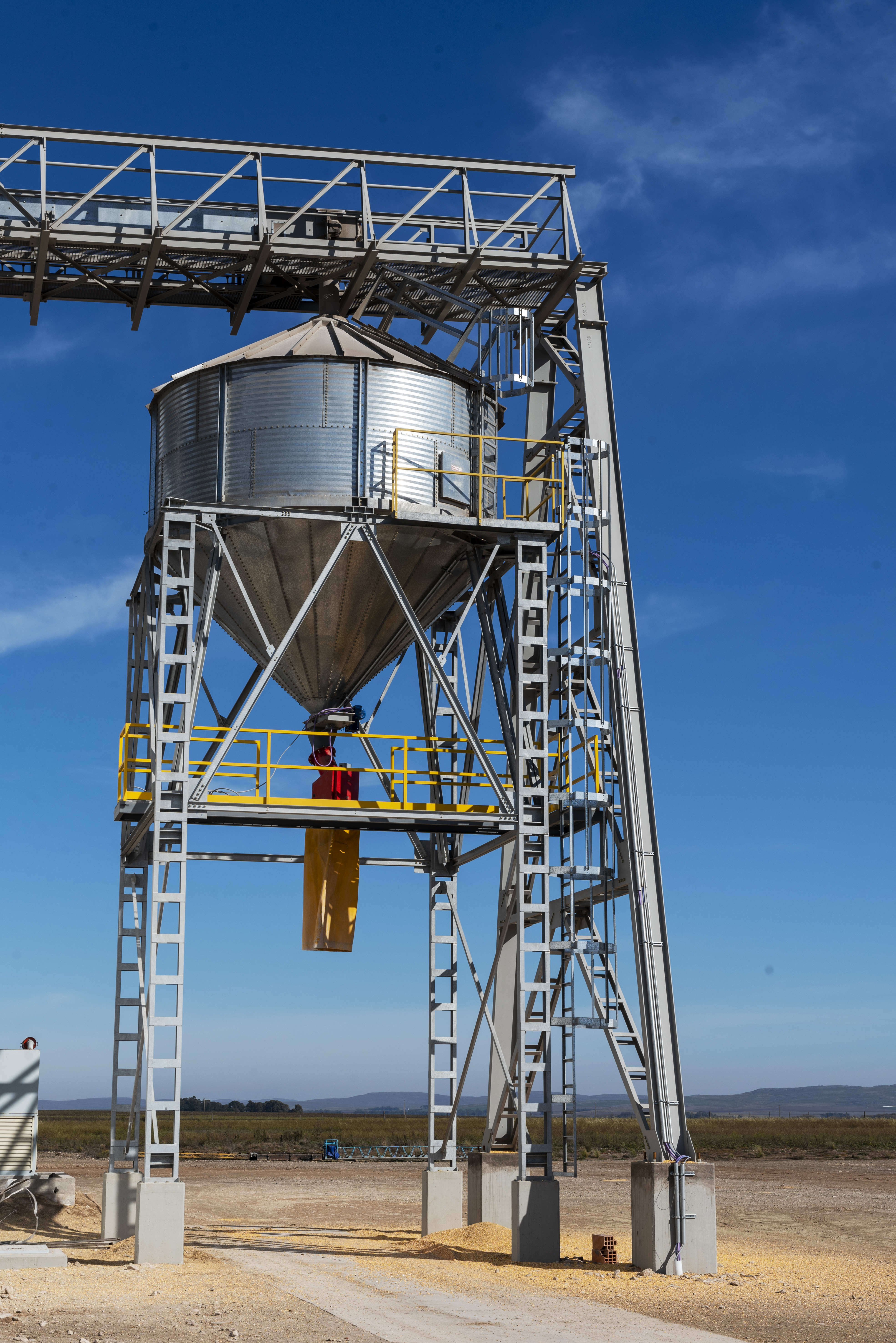 Silos metálicos con base cónica elevada
